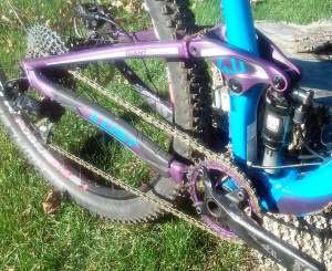 The Lust was converted to a 1x system, with a 32t RaceFace chainring mounted to the OEM SRAM S1000 crank arms, gold KMC chain, and SRAM PG1070 10spd, 11-36t cassette. A SRAM X9 derailuer handles the shifting and the OEM Shimano caliper clamps a SRAM rotor. 